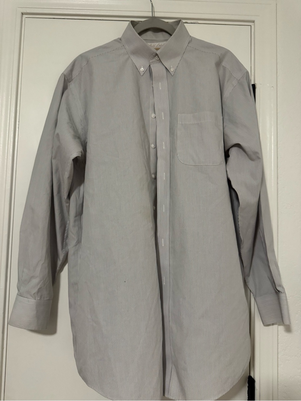 Classic Men's Button-Down Dress Shirt in Light Gray